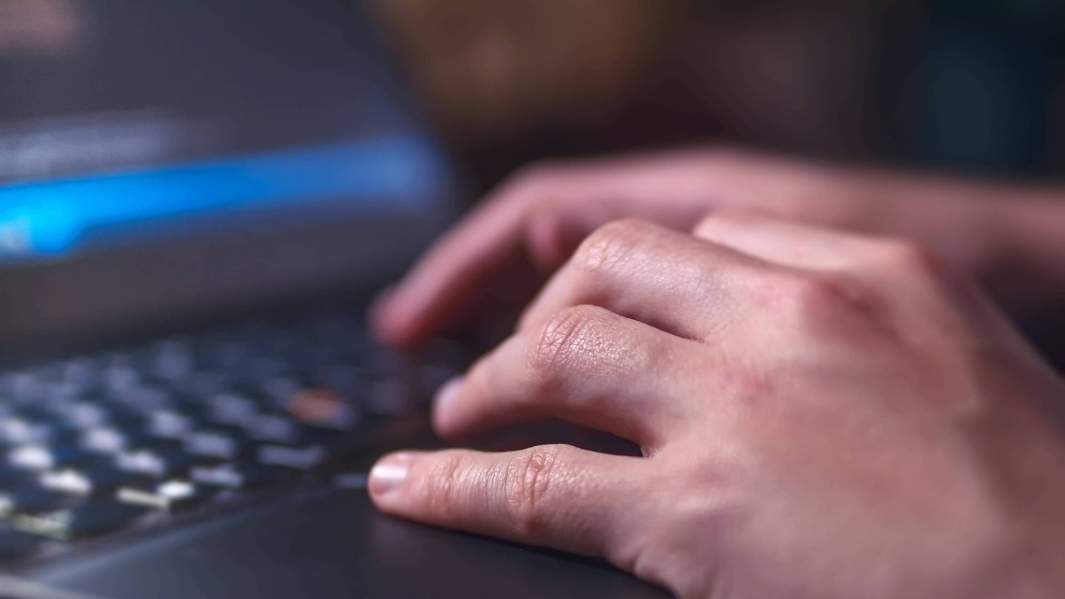 руки на клавиатуре