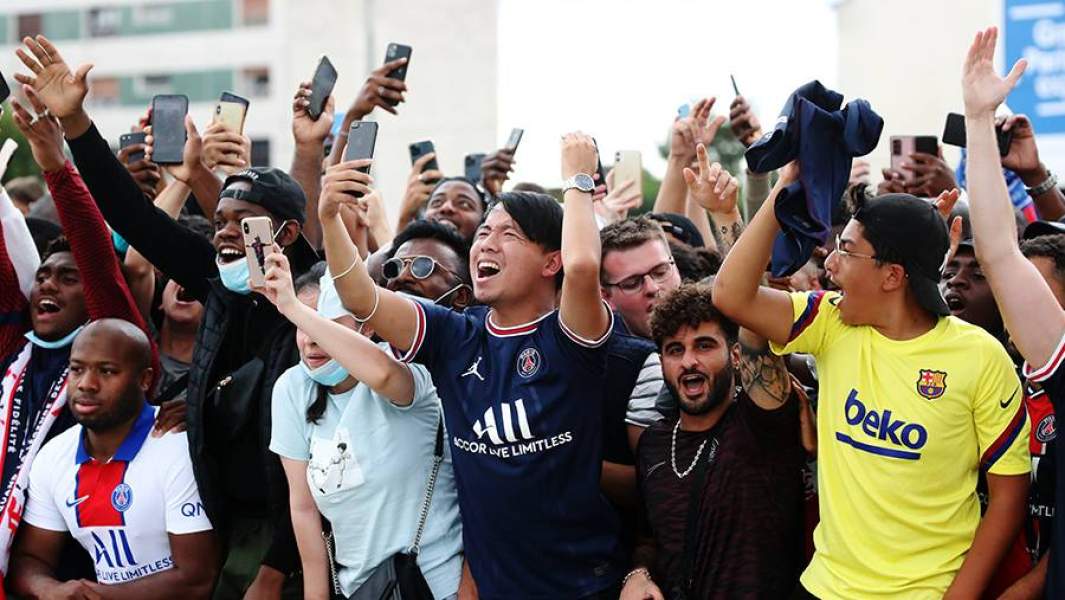 Фанаты Мессии в аэропорту Парижа