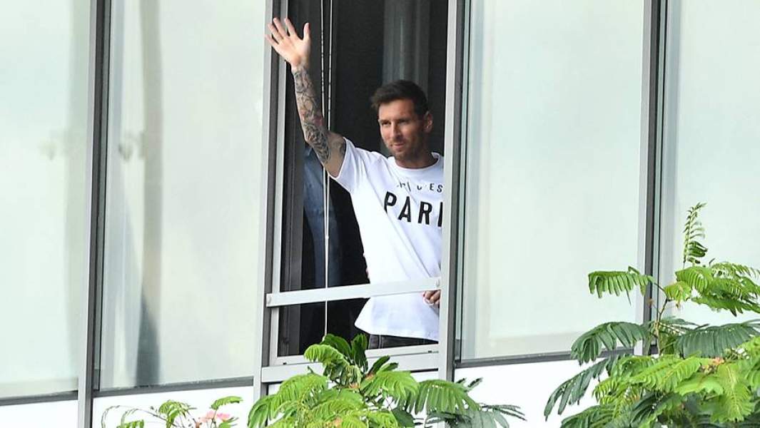 Лионель Месси приветствует своих фанатов в аэропорту Парижа