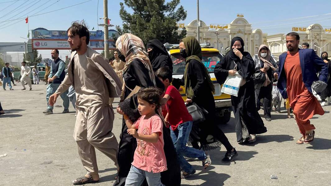 Жители Афганистана бегут к аэропорту Кабула в надежде покинуть страну