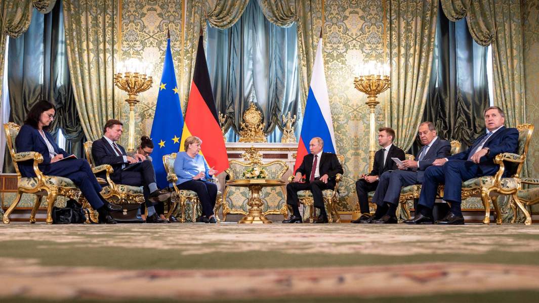 Ангела Меркель и Владимир Путин во время переговоров