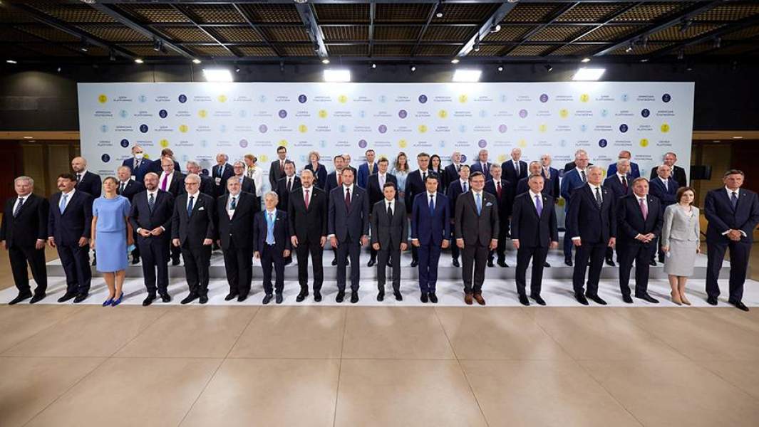 Участники форума «Крымская платформа» во время совместного фотографирования