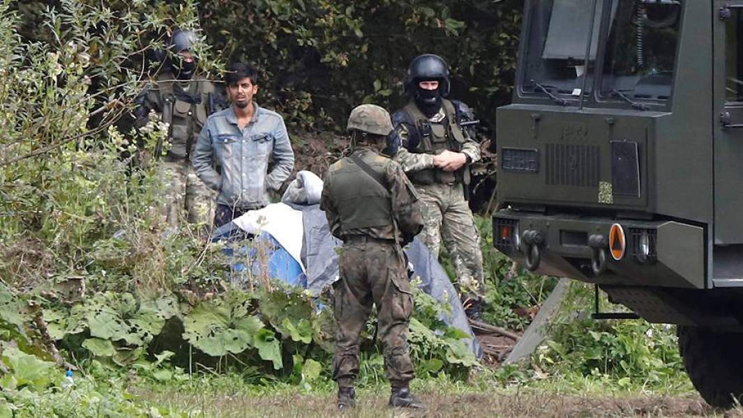 Нелегальные мигранты, задержанные солдатами польской армии на границе Белоруссии и Польши