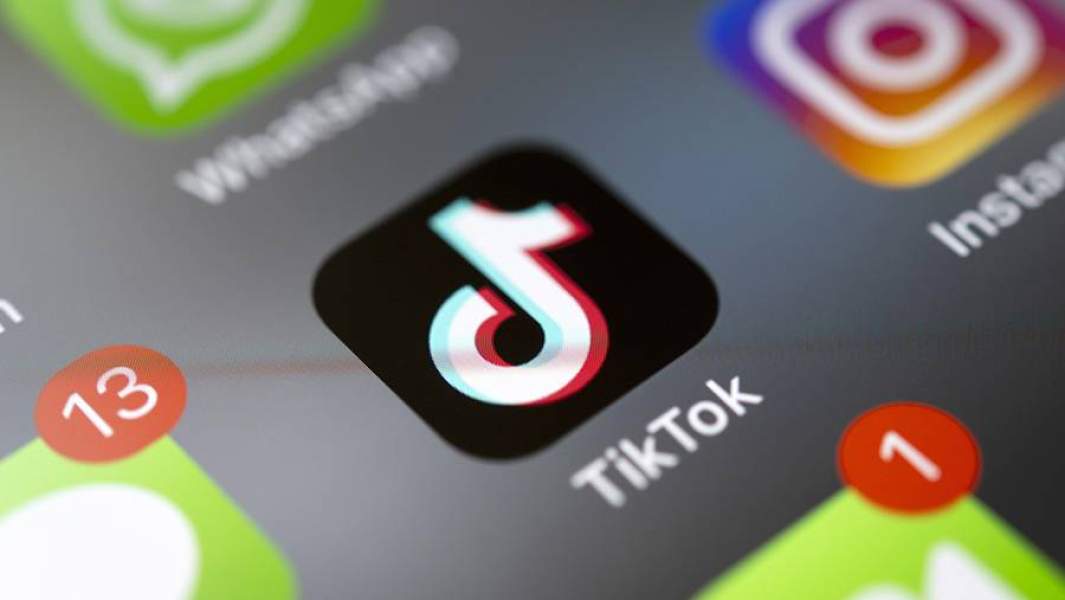 Иконка приложения TikTok на экране смартфона