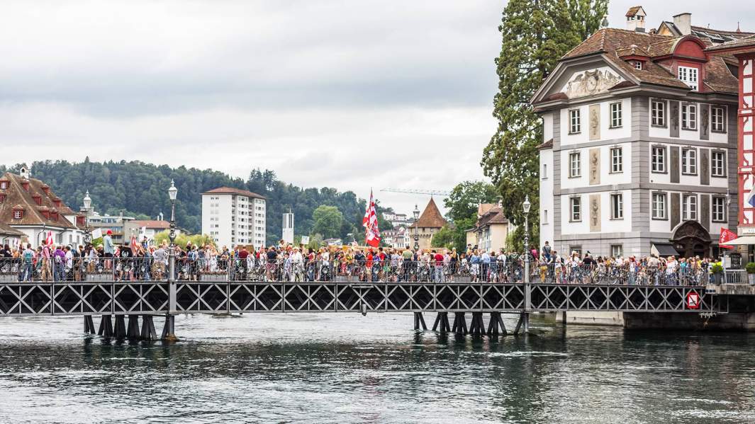 Протестующие на мосту в Люцерне