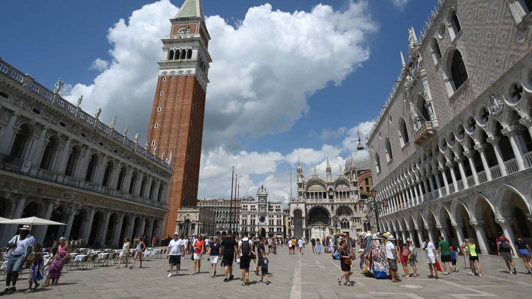 Туристы на площади Сан-Марко в Венеции, Италия