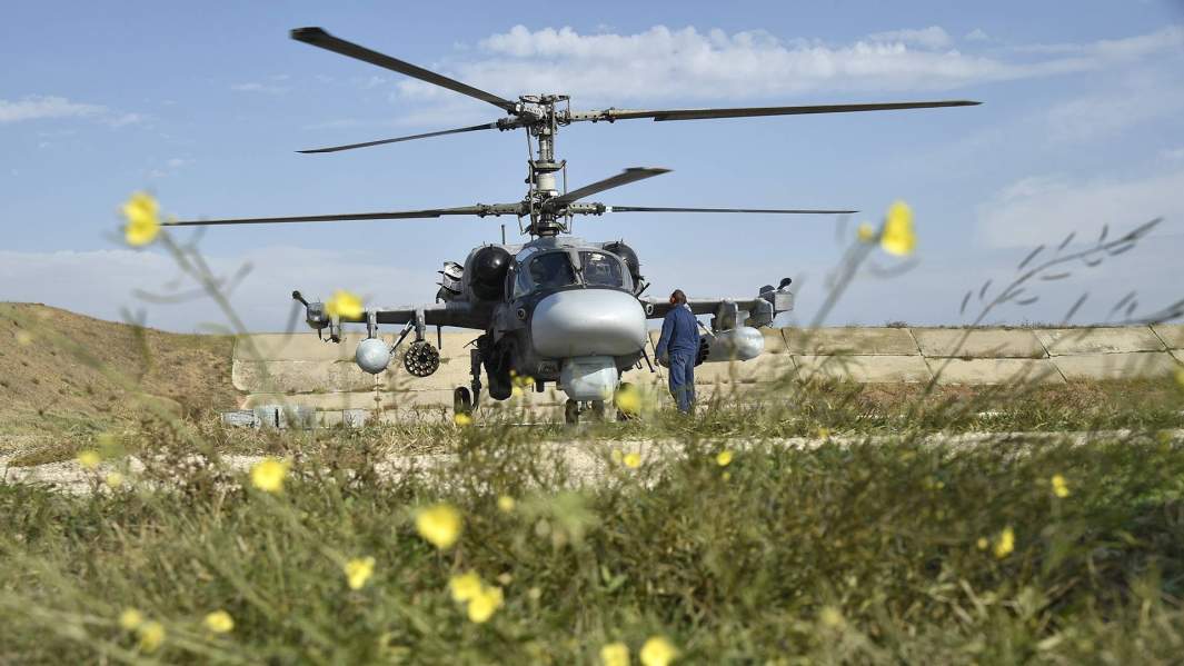 Ударный вертолет Ка-52 на аэродроме Джанкой