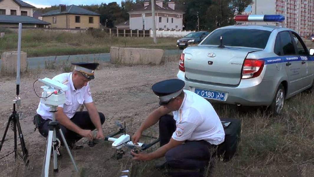 Сотрудники ГИБДД запускают дрон