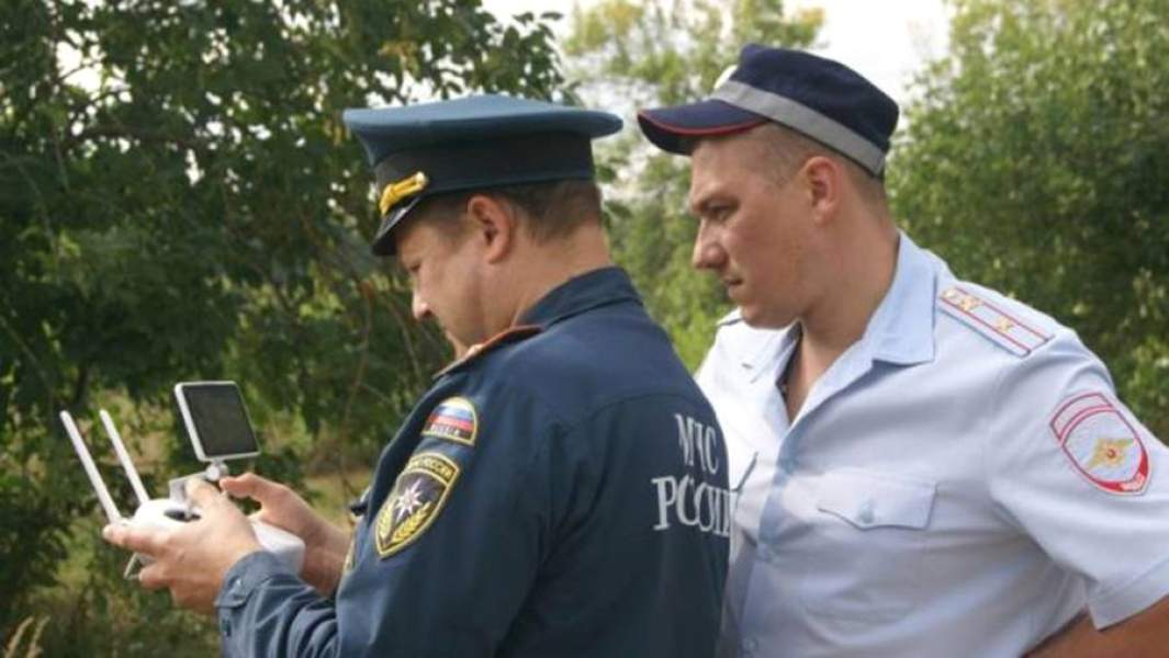 Сотрудники ГИБДД наблюдают за дорожной обстановкой с помощью дрона