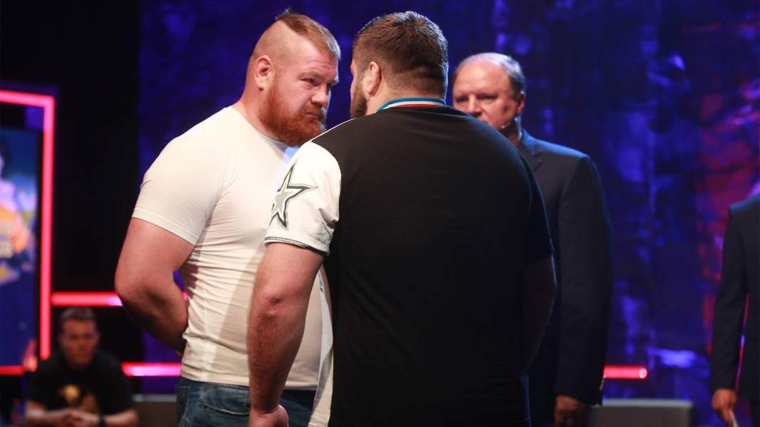 Вячеслав Дацик (слева) и Даниял Эльбаев (справа) во время битвы взглядов 