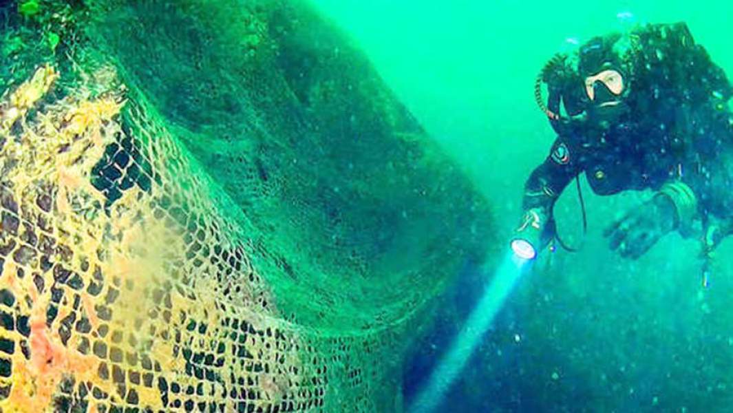 Аквалангисты во время поиска сетей на озере Байкал