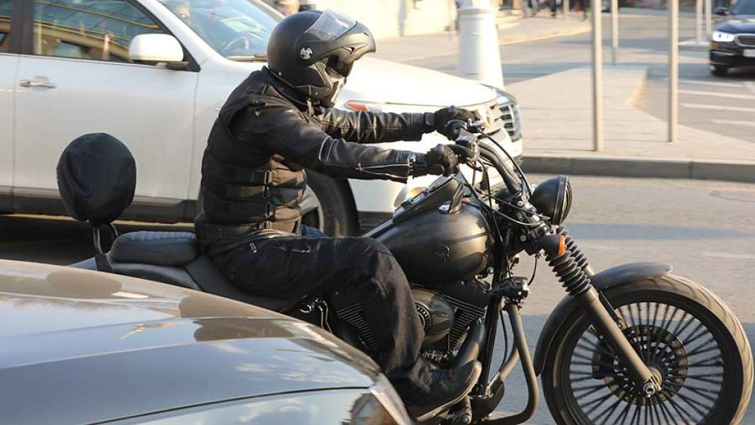 Мотоциклист на дороге в Москве