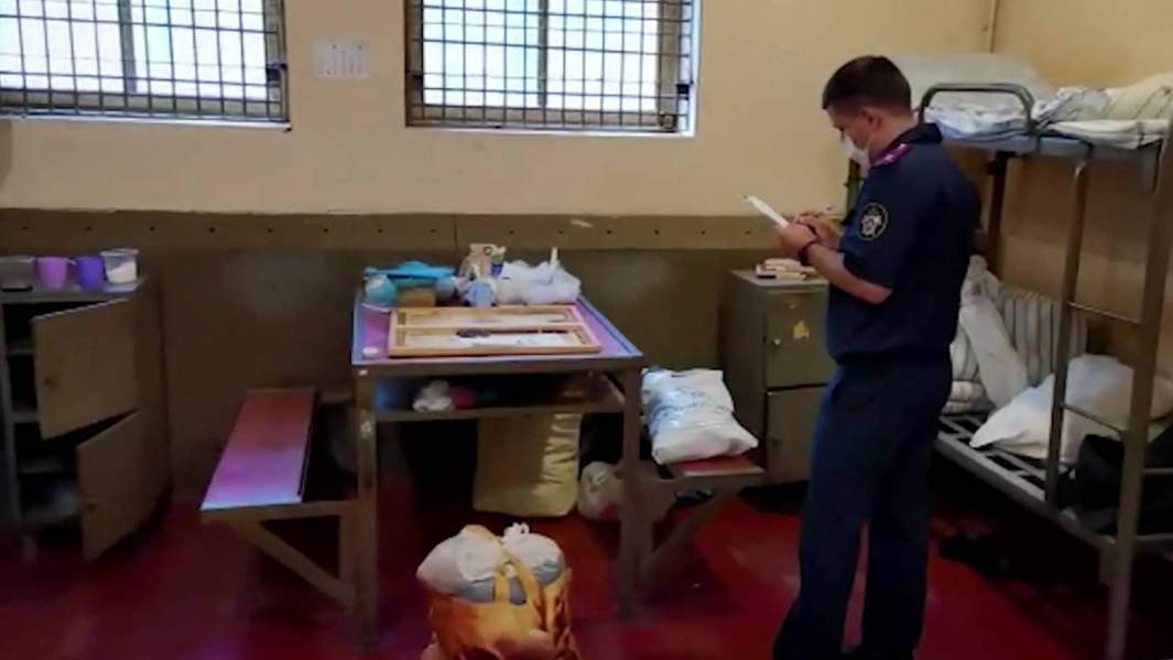 Сотрудник СК РФ осматривает камеру изолятора временного содержания в подмосковной Истре, из которой сбежали пятеро заключенных