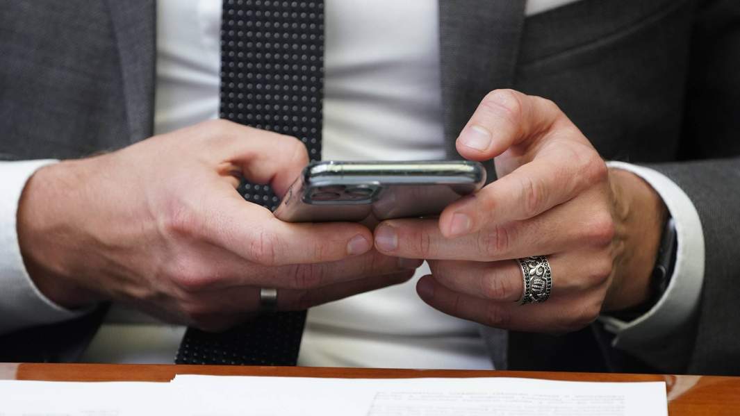 мобильный телефон в руках