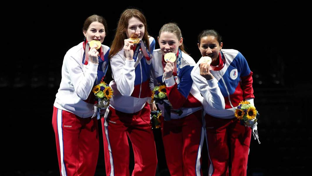 Слева направо: российские спортсменки (команда ОКР) по фехтованию Инна Дериглазова, Лариса Коробейникова, Марта Мартьянова и Аделина Загидуллина, завоевавшие золотые медали в командном первенстве по фехтованию на рапирах среди женщин на XXXII летних Олимпийских играх в Токио