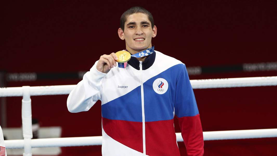 Российский спортсмен (команда ОКР) Альберт Батыргазиев, завоевавший золотую медаль в соревнованиях по боксу среди мужчин в весовой категории до 57 кг на XXXII летних Олимпийских играх в Токио, на церемонии награждения