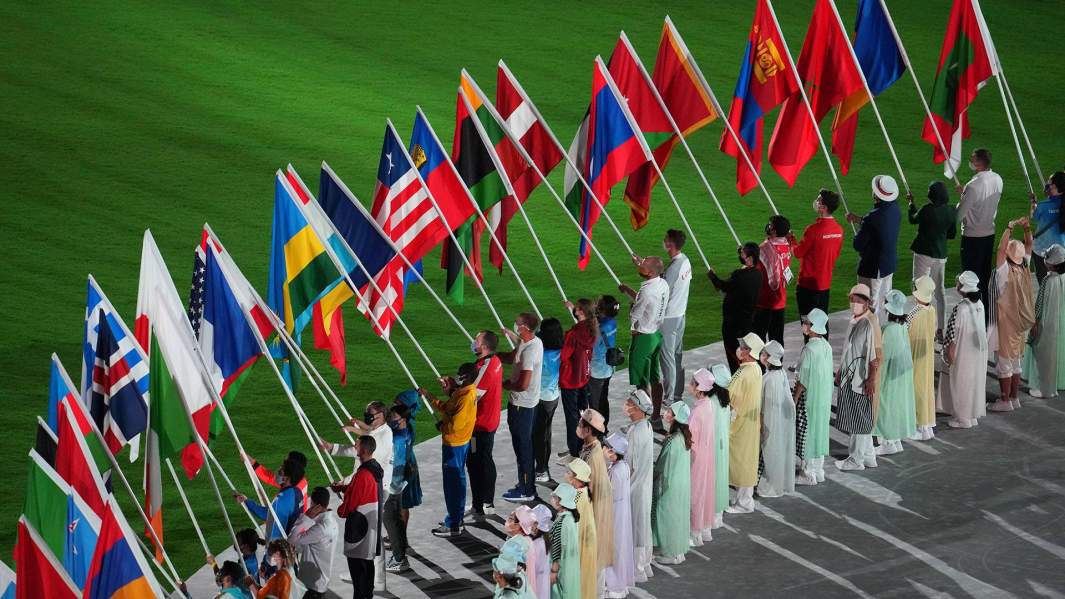 Парад атлетов на торжественной церемонии закрытия XXXII летних Олимпийских игр в Токио на Национальном олимпийском стадионе