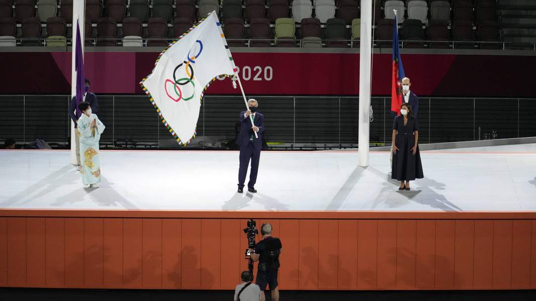 Президент Международного олимпийского комитета (МОК) Томас Бах и мэр Парижа Анн Идальго на торжественной церемонии закрытия XXXII летних Олимпийских игр в Токио на Национальном олимпийском стадионе