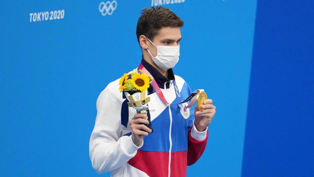 Российский спортсмен (команда ОКР) Евгений Рылов, завоевавший золотую медаль в плавании на 200 метров на спине среди мужчин на XXXII летних Олимпийских играх в Токио, на церемонии награждения