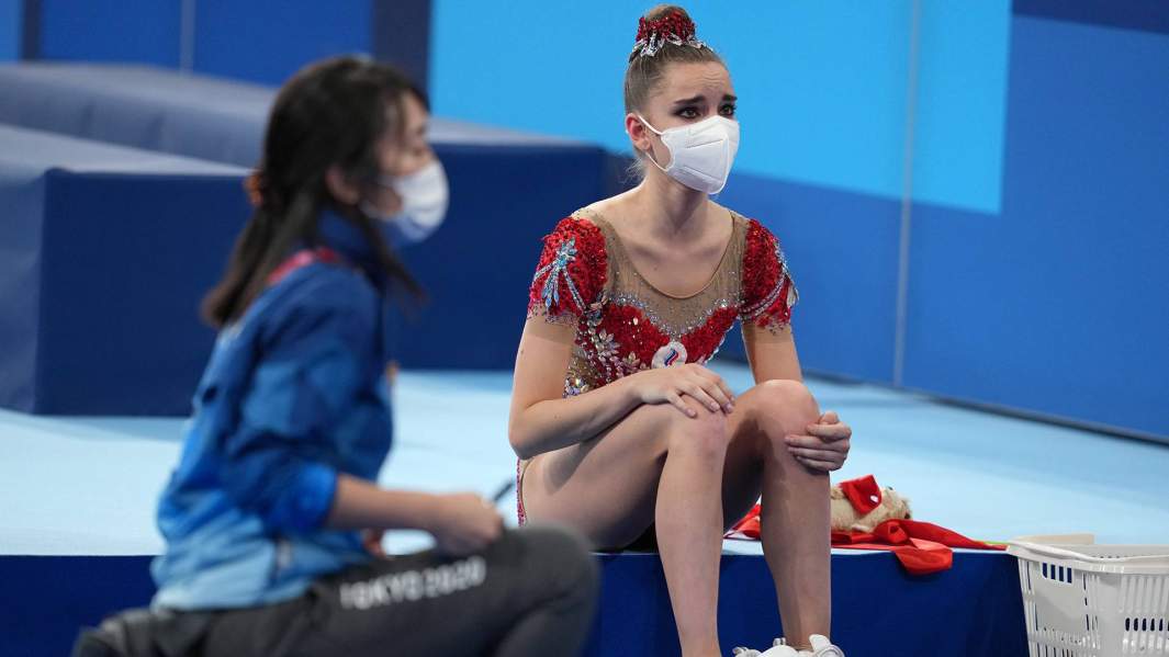 Российская спортсменка (команда ОКР) Дина Аверина после выполнения упражнений в индивидуальном многоборье на соревнованиях по художественной гимнастике на XXXII летних Олимпийских играх в Токио