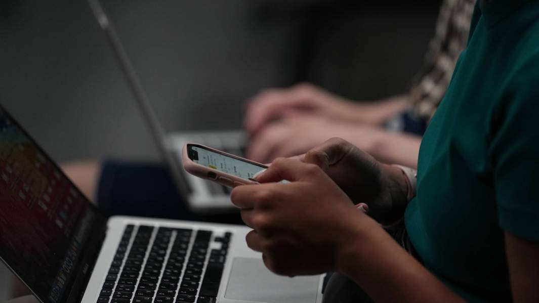 мобильный телефон в руках