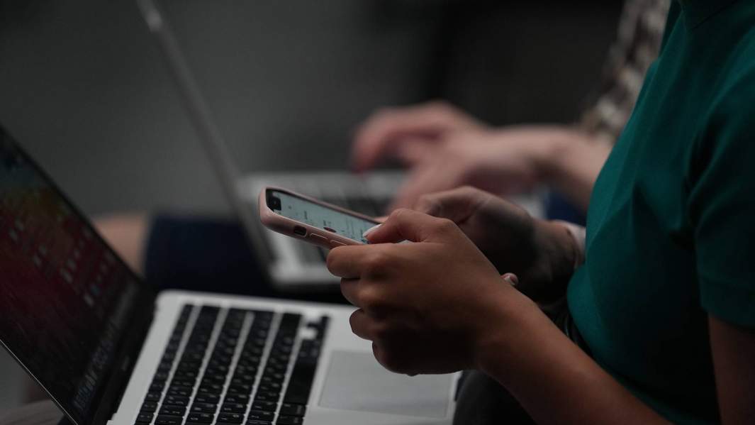 мобильный телефон в руках