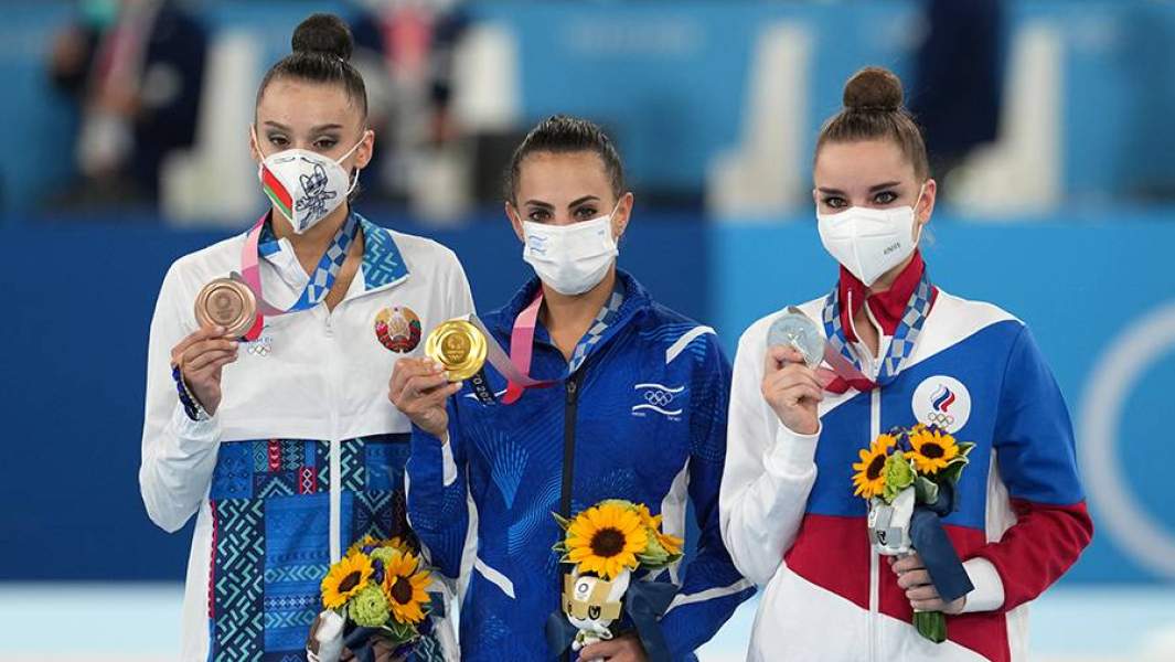 Призеры индивидуального многоборья соревнований по художественной гимнастике на XXXII летних Олимпийских играх (слева направо): Алина Горносько (Белоруссия) – бронзовая медаль, Линой Ашрам (Израиль) – золотая медаль, российская спортсменка (команда ОКР) Дина Аверина – серебряная медаль