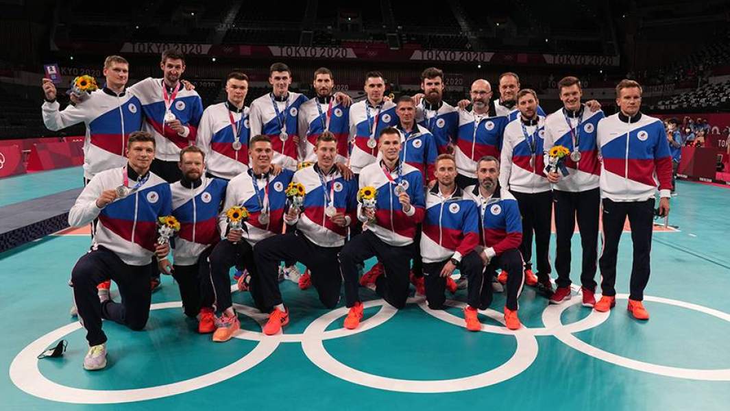 Российские спортсмены (команда ОКР), завоевавшие серебряные медали на соревнованиях по волейболу среди мужчин на XXXII летних Олимпийских играх в Токио