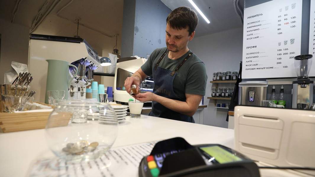бариста в кофейне
