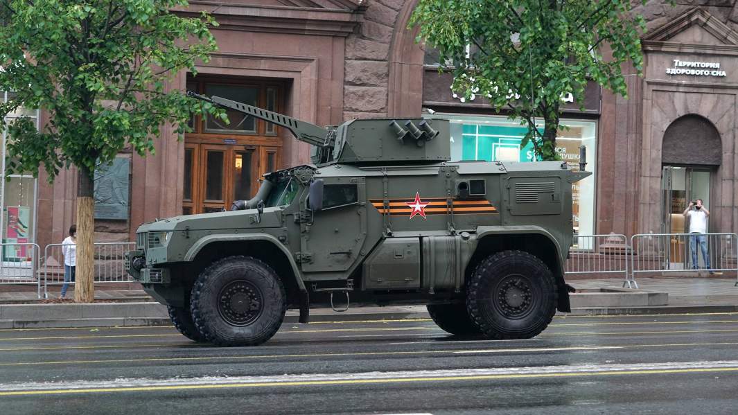 Бронеавтомобиль «Тайфун-ВДВ» во время репетиции военного парада в честь 76-й годовщины Победы в Великой Отечественной войне в Москве