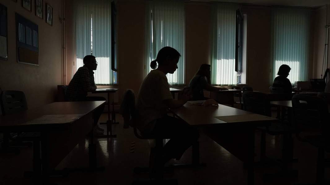 школьники сдают егэ