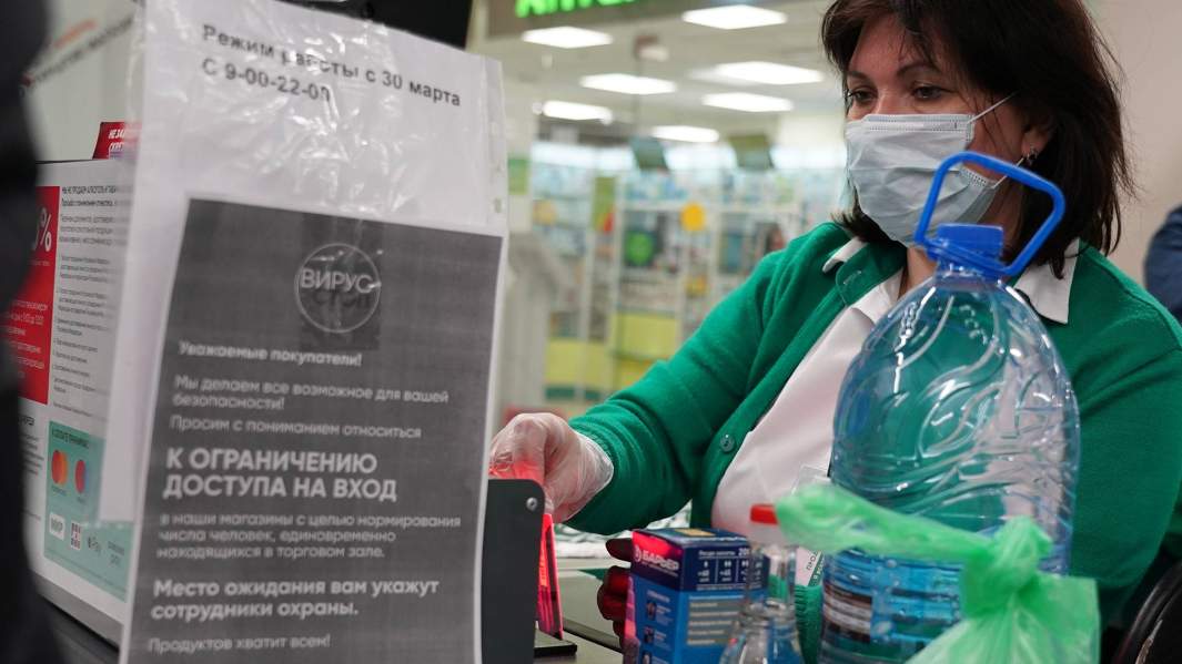 Игла на выживание: как сфере услуг удалось привить 60% сотрудников от COVID-19