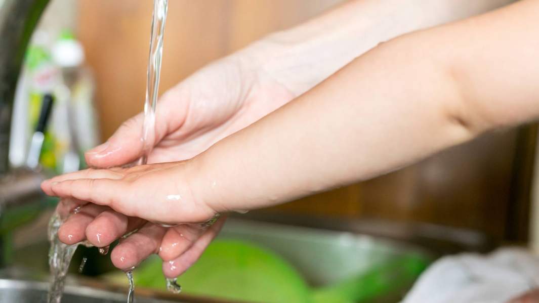 мать с ребенком моет руки