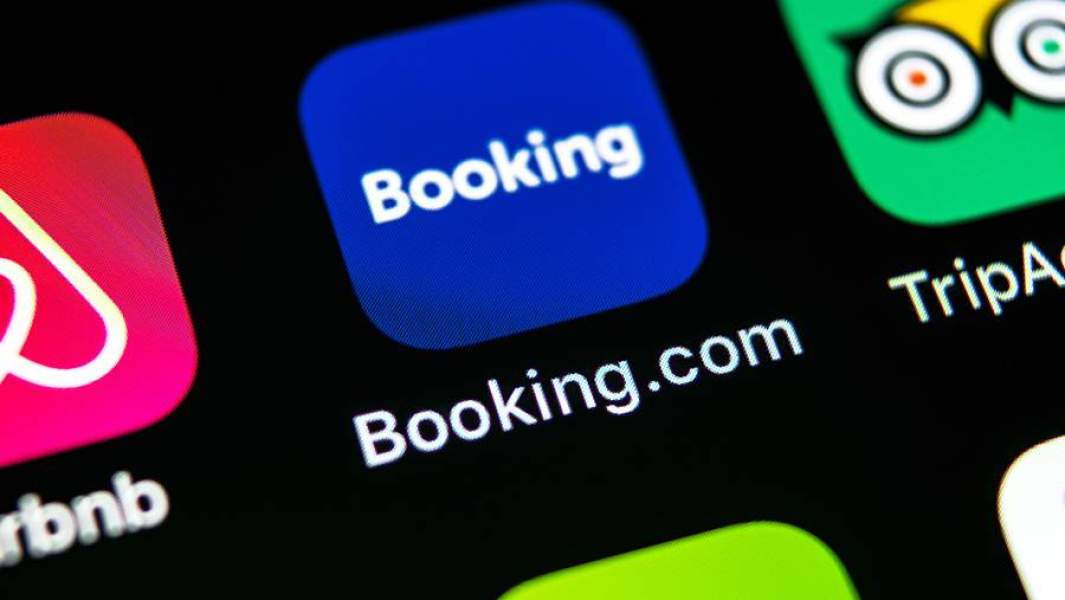 Иконка Booking на экране планшета