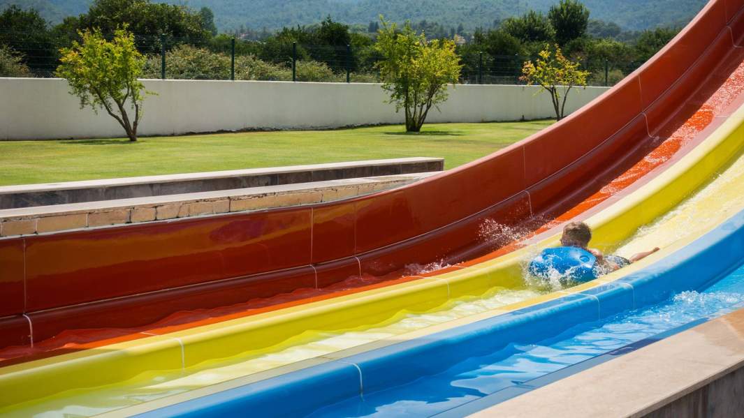 ребенок в аквапарке