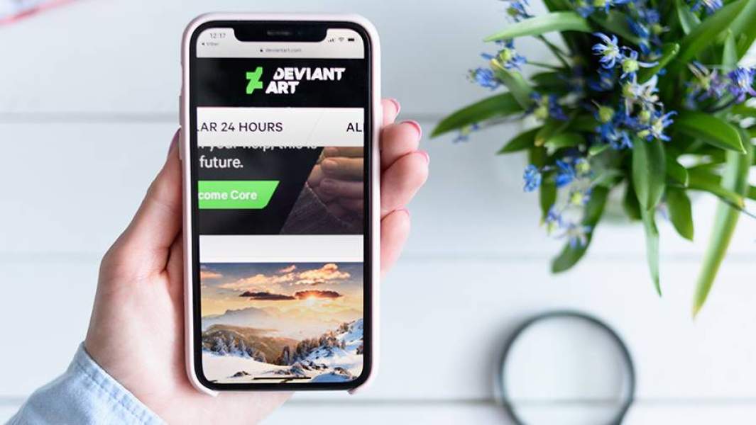 Смартфон с открытым сайтом DeviantArt