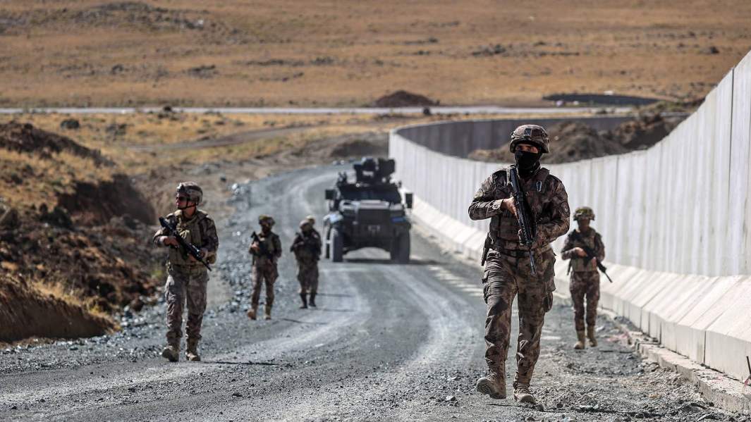 Cтена на границе между турецкой провинцией Ван и Ираном