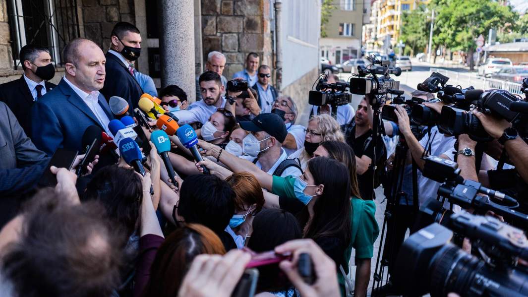 Президент Болгарии Румен Радев общается с журналистами у избирательного участка в день выборов в парламент