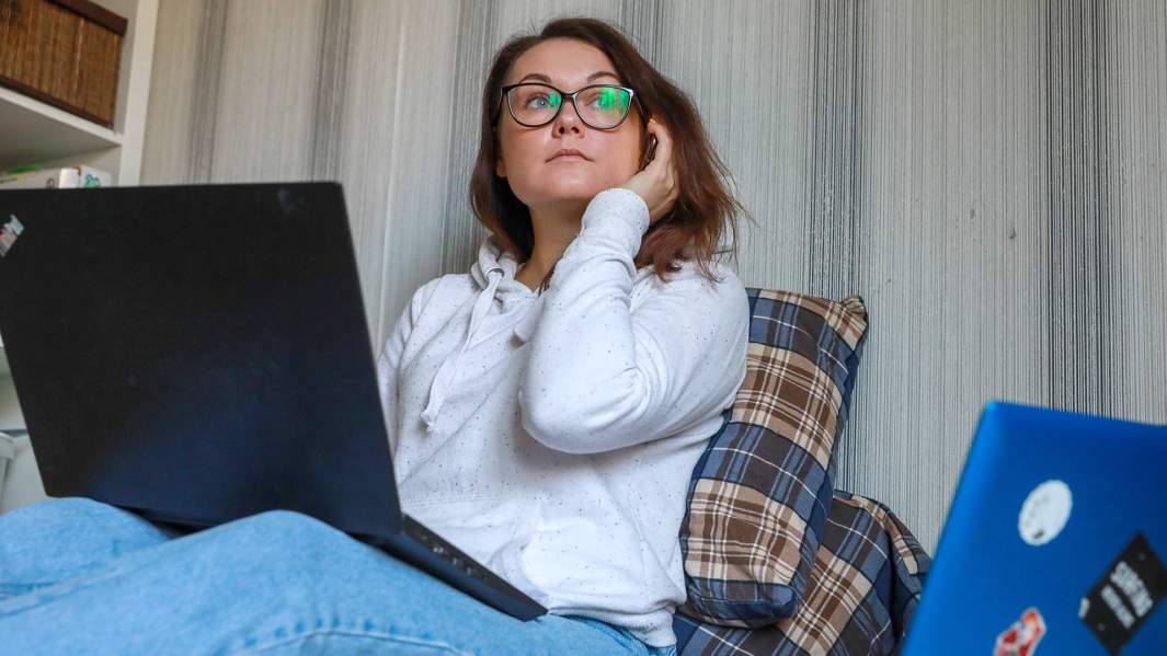 Женщина работает на удаленке