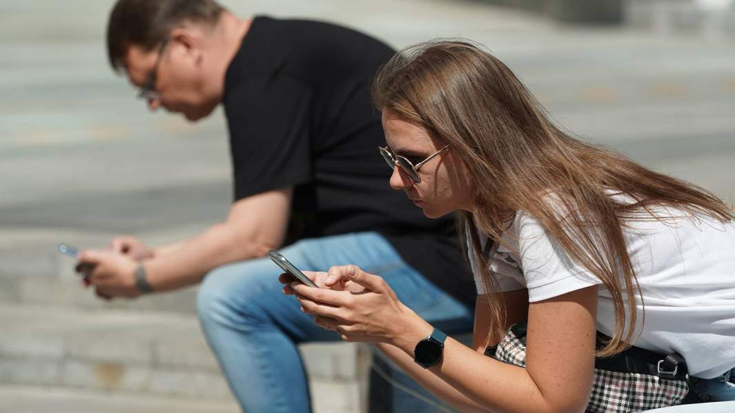 мобильный телефон в руке у девушки