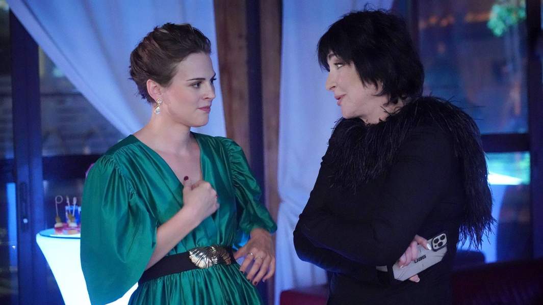 Актрисы Лолита Милявская и Дарья Жовнер