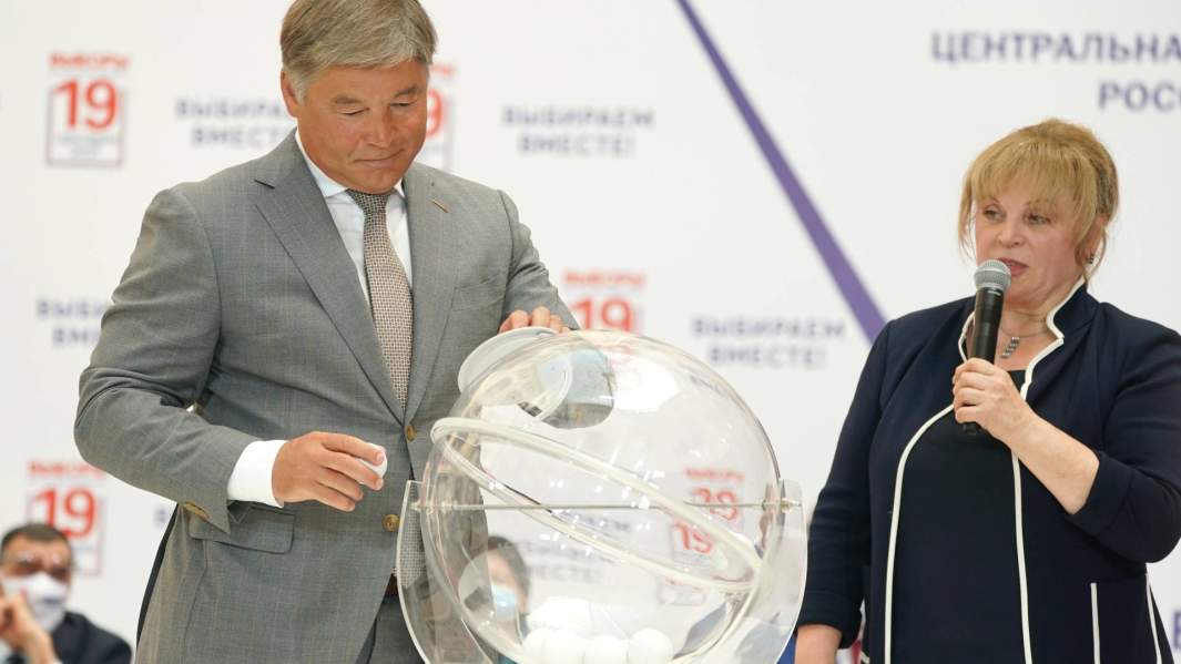 Председатель федерального политического комитета партии «Гражданская платформа» Рифат Шайхутдинов и председатель Центральной избирательной комиссии РФ Элла Памфилова во время жеребьевки в Центральной избирательной комиссии РФ по определению мест партий в избирательном бюллетене на выборах депутатов Государственной думы РФ