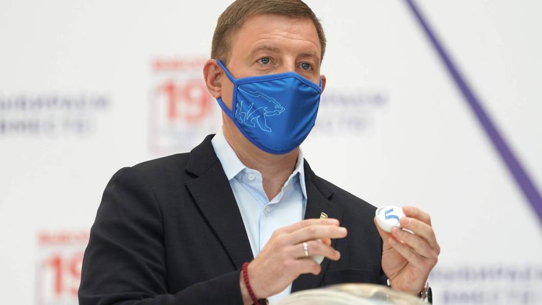 Секретарь генерального совета партии «Единая Россия» Андрей Турчак во время жеребьевки в Центральной избирательной комиссии РФ по определению мест партий в избирательном бюллетене на выборах депутатов Государственной думы РФ