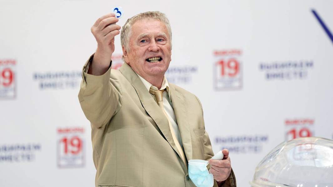 Лидер ЛДПР Владимир Жириновский во время жеребьевки в Центральной избирательной комиссии РФ по определению мест партий в избирательном бюллетене на выборах депутатов Государственной думы РФ