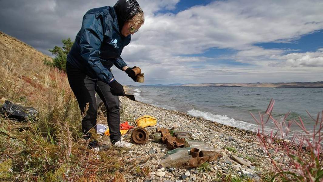 Волонтеры во время уборки мусора на берегу Байкала