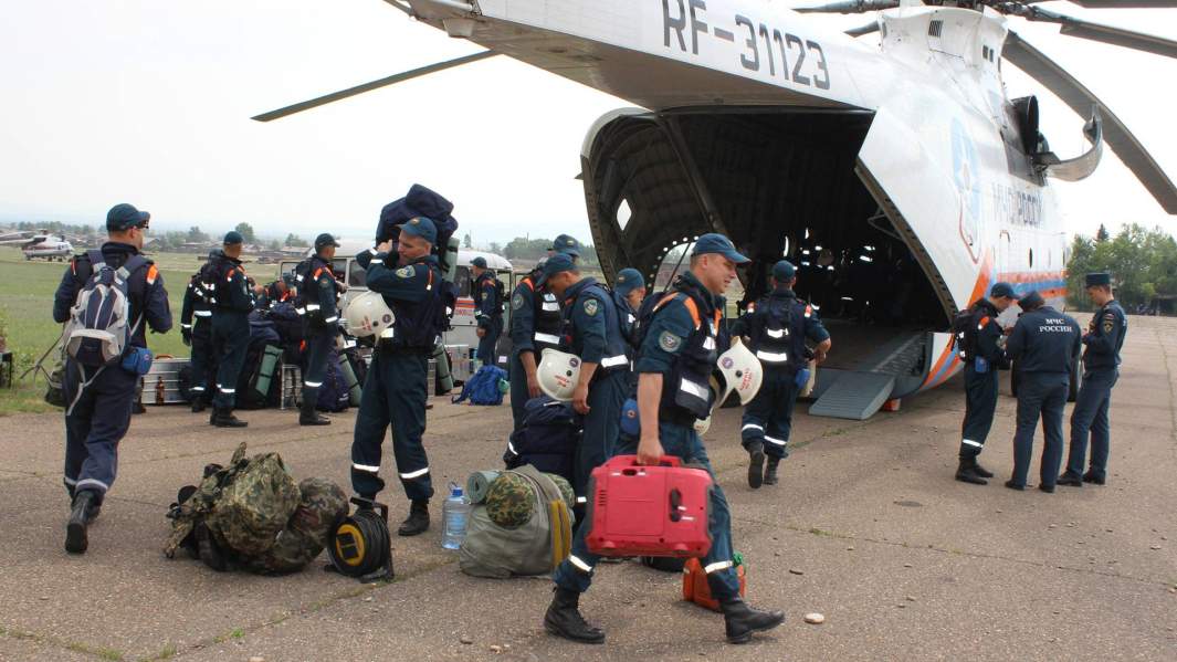 сотрудники центроспас самолет