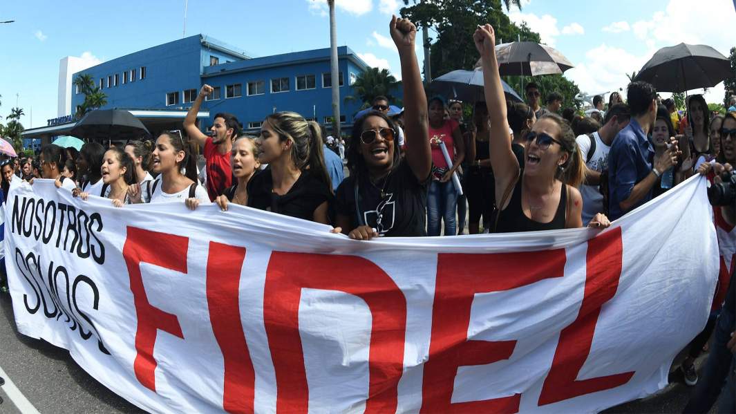 студенты на церемонии прощания с фиделем