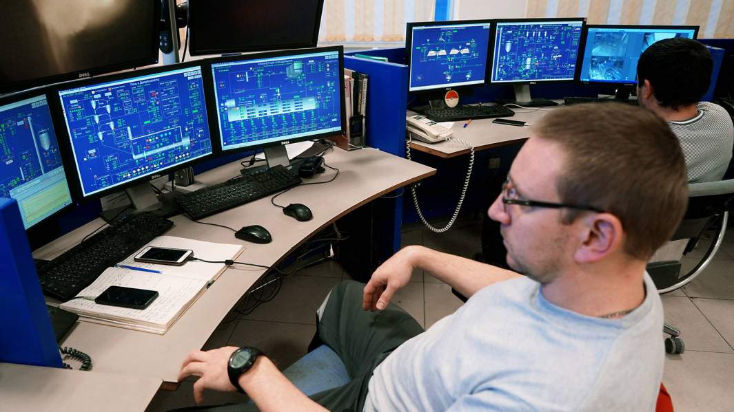 Сотрудники центрального пульта управления ОАО "Верхнебаканский цементный завод" в городе Новороссийске Краснодарского края