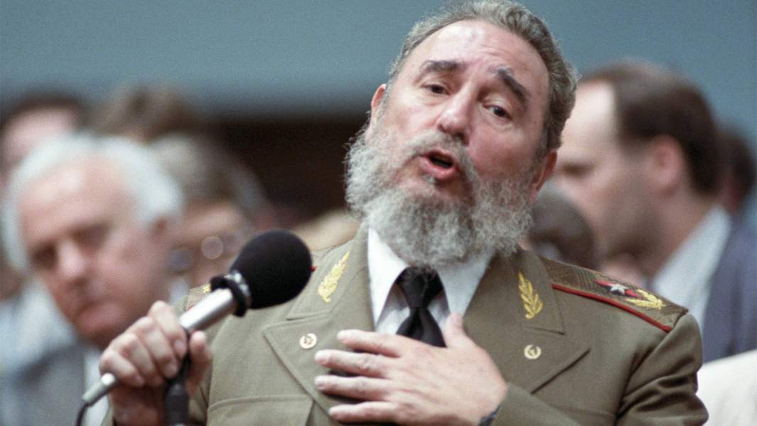 фидель кастро говорит в микрофон