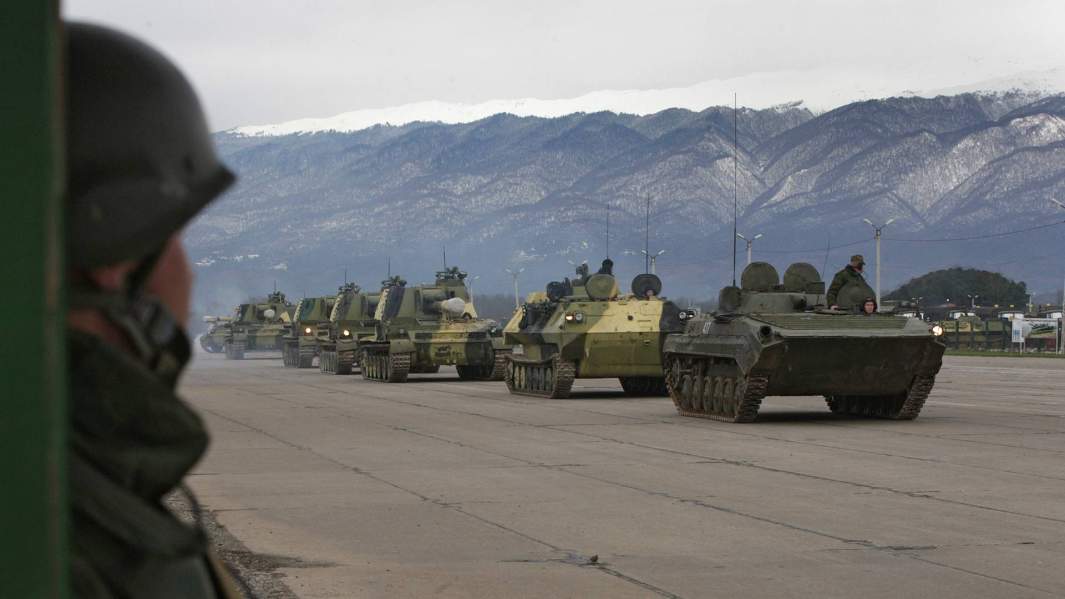 Военная техника на територии 7-ой Краснодарской Краснознаменной военной базы в городе Гудаута